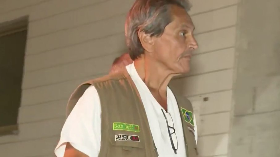Roberto Jefferson (PTB) sendo preso pela PF após oito horas de resistência e troca de tiros com policiais