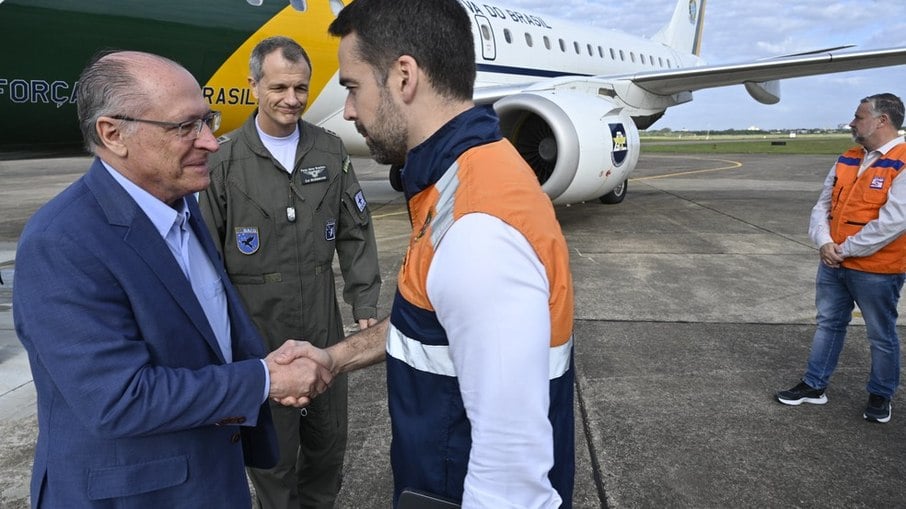 O presidente em exercício cumprimenta o governador Eduardo Leite (PSDB) O presidente em exercício cumprimenta o governador Eduardo Leite (PSDB)
