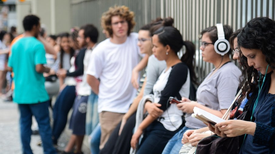 Estudantes chegam ao Colégio Santo Inácio, no Rio, para realizar a prova do Enem