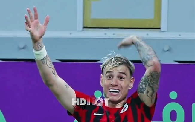 Róger Guedes quebra dedo da mão direita durante partida do Campeonato do Qatar