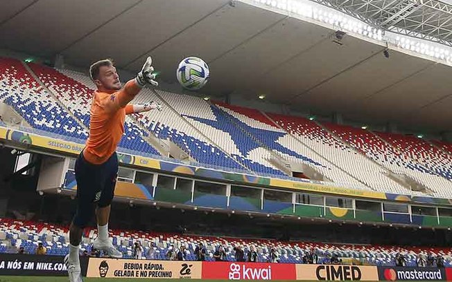 Lucas Perri fez grandes elogios a companheiros de posição