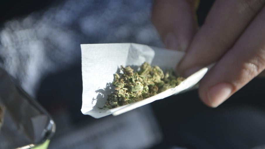 Atualmente, apenas cidadãos previamente registrados podem adquirir maconha legalmente no país Atualmente, apenas cidadãos previamente registrados podem adquirir maconha legalmente no país