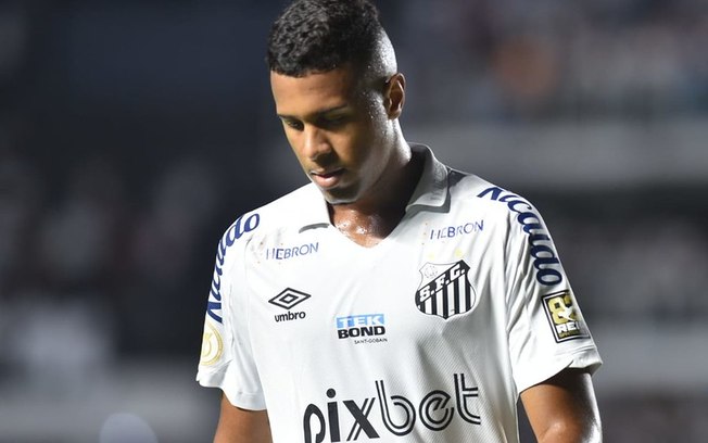 Ed Carlos foi um dos atletas reintegrados no Santos