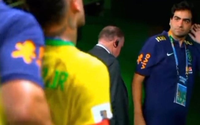 Após receber uma chuva de pipoca quando caminhava para o vestiário. Neymar olha para a torcida, reprovando a atitude Após receber uma chuva de pipoca quando caminhava para o vestiário. Neymar olha para a torcida, reprovando a atitude