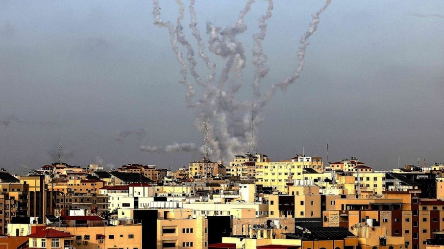 Terroristas na Faixa de Gaza lançaram foguetes de longo alcance contra as maiores cidades israelenses