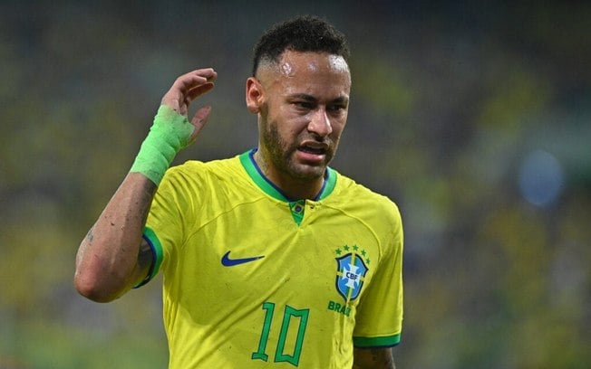 Pipoqueiro? Neymar é atingido e discute com torcedor após tropeço do Brasil
