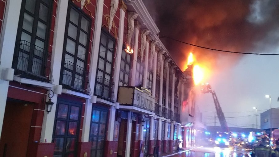 Bombeiros apagam fogo em boate na Espanha Bombeiros apagam fogo em boate na Espanha
