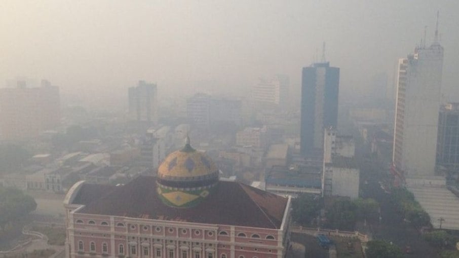 Teatro Amazonas encoberto por fumaça