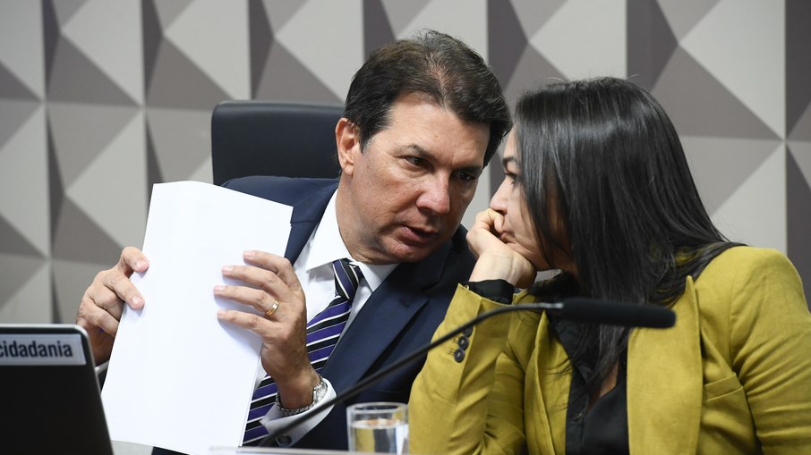Deputado Arthur Maia (União) e senadora Eliziane Gama (PSD) durante apresentação e apreciação do relatório final