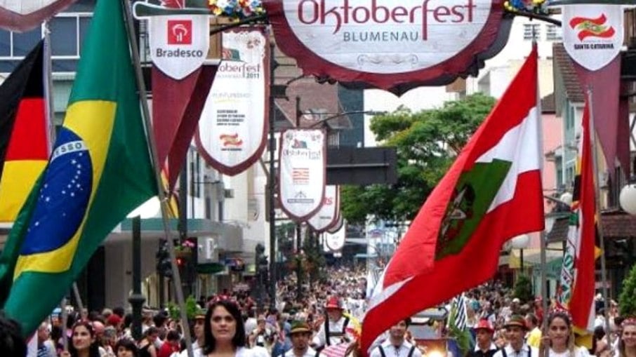 Blumenau, cidade que tem a tradicional Oktoberfest, festival de cerveja, cultura e alimentação alemã, em outubro. São milhares de turistas anualmente na região no período. 