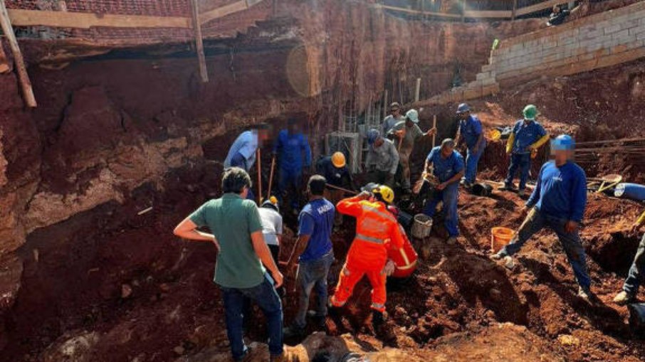Trabalhadores foram soterrados no bairro Belvedere, em Belo Horizonte