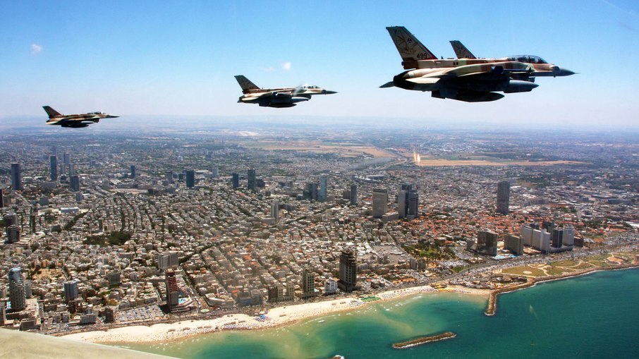 Grupo de caças bombardeiroa F-16 sobrevoa o litoral de Israel