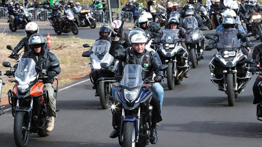 Ex-presidente Jair Bolsonaro (PL) promoveu e participou de motociatas durante a pandemia de Covid-19, sempre sem máscaras Ex-presidente Jair Bolsonaro (PL) promoveu e participou de motociatas durante a pandemia de Covid-19, sempre sem máscaras