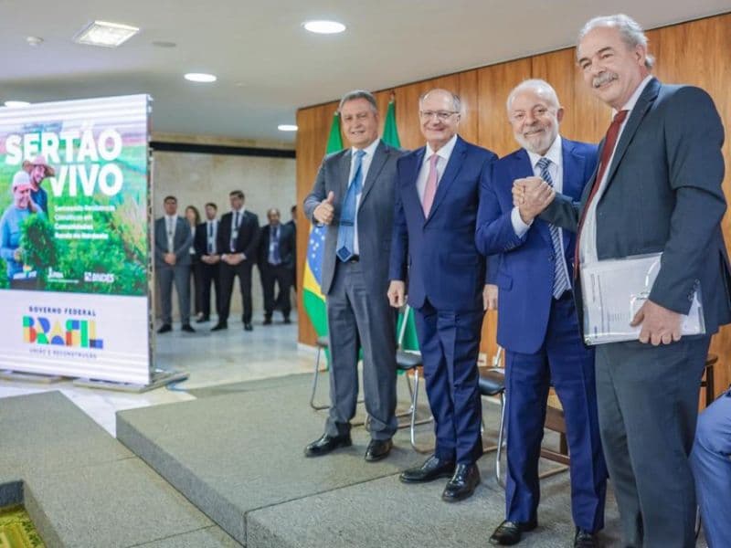 Assinatura dos contratos