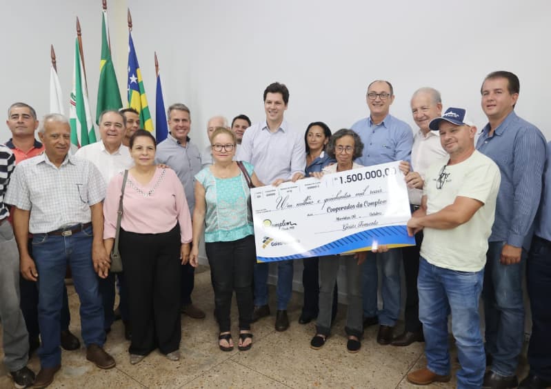 Goiás destina R$ 1,5 milhão para pequenos produtores do setor de laticínios 2 Assinatura dos contratos