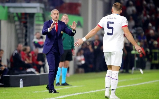 Sylvinho dá instruções aos jogadores durante a vitória da Albânia sobre a República Tcheca 