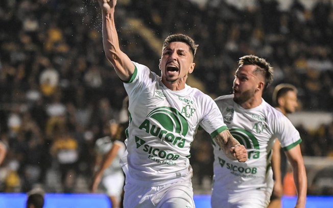 Gustavo Cazonatti foi herói da Chape, com dois gols
