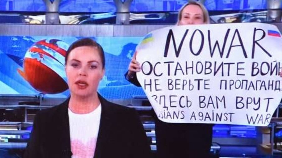 Marina Ovsyannikova, de 45 anos, exibiu um cartaz criticando a invasão russa na Ucrânia durante transmissão ao vivo em televisão Marina Ovsyannikova, de 45 anos, exibiu um cartaz criticando a invasão russa na Ucrânia durante transmissão ao vivo em televisão