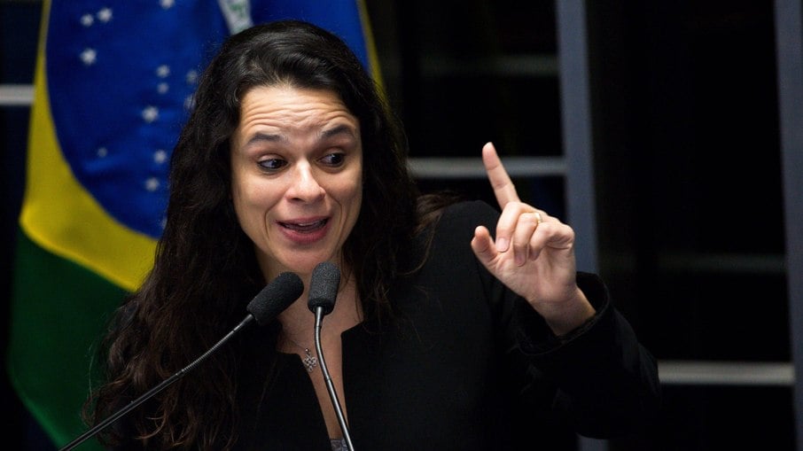 Prova de Janaína Paschoal na USP sugere tiro em aluno e gera revolta Prova de Janaína Paschoal na USP sugere tiro em aluno e gera revolta