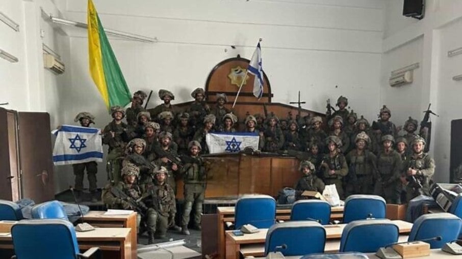 Militares israelenses dentro do Parlamento de Gaza