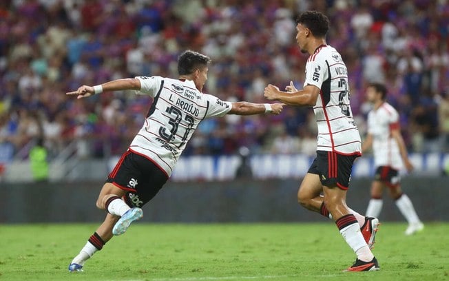 Luiz Araújo define a vitória do Flamengo em Fortaleza e corre para comemorar