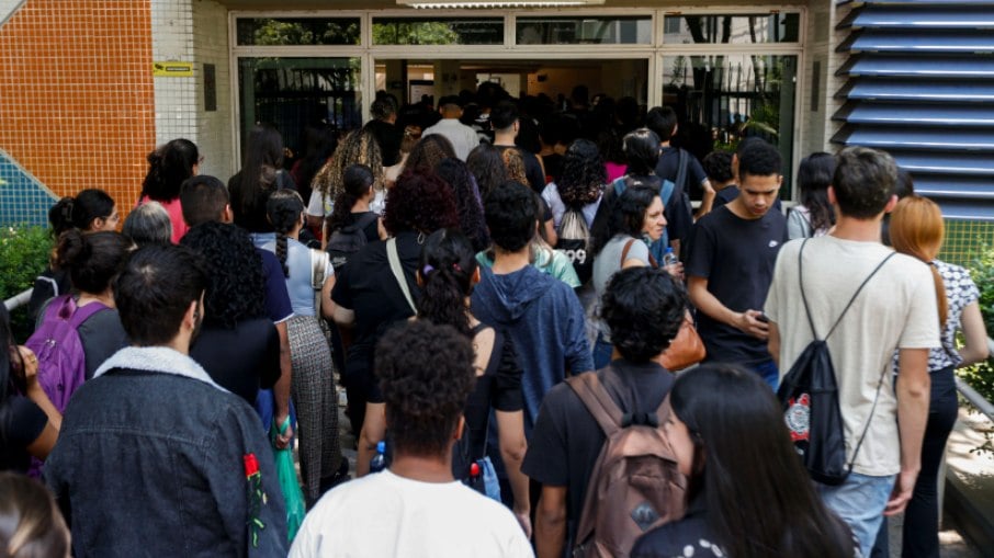 Estudantes e pais na Universidade Paulista no bairro do Paraiso Estudantes e pais na Universidade Paulista no bairro do Paraiso