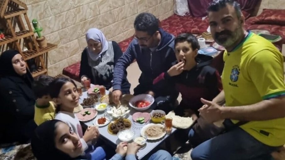 Os brasileiros que estão na Faixa de Gaza seguem fora da lista de estrangeiros autorizados a deixar a região. Os brasileiros que estão na Faixa de Gaza seguem fora da lista de estrangeiros autorizados a deixar a região.