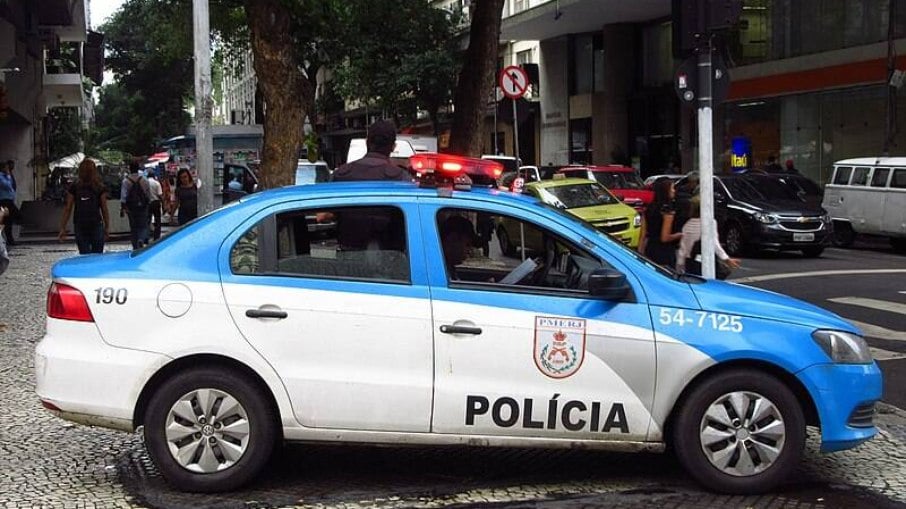 Polícia Militar monitura rua do Rio de Janeiro