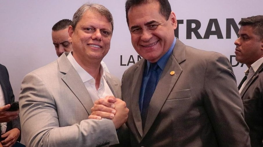 Tarcísio de Freitas (à esquerda) e Jorge Wilson Xerife do Consumidor (à direita)