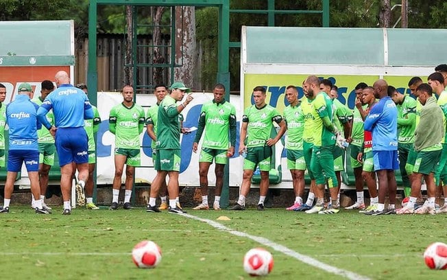 Atletas do Palmeiras recebem orientação do técnico Abel Ferreira 
