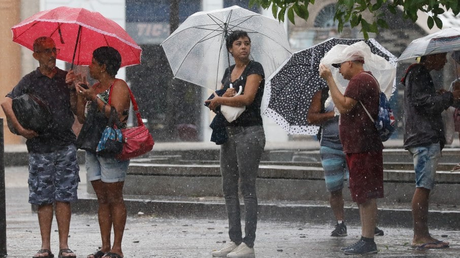 Temporal atinge o Rio de Janeiro e trabalhadores deixam a região central da cidade, que tem ponto facultativo decretado com previsão de chuvas extremas