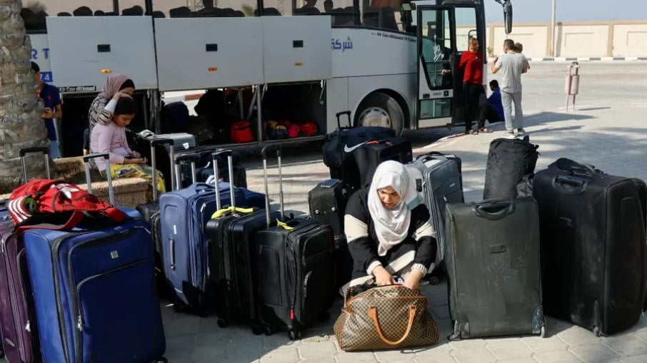 Palestinos aguardando para cruzar a passagem de Rafah em direção ao Egito