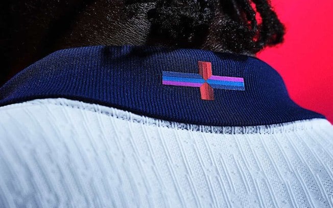 Nike é criticada por mudar cor de bandeira em nova camisa da Seleção Inglesa