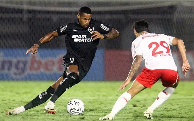 Júnior Santos rabisca a defesa do Bragantino, pela Copa Libertadores 