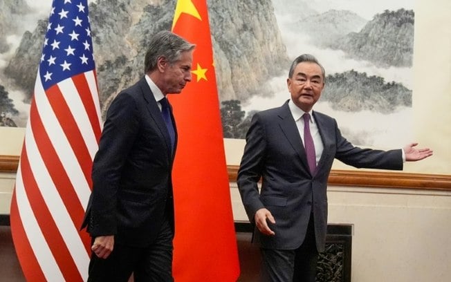 O secretário de Estado dos EUA, Antony Blinken (E), segue o ministro das Relações Exteriores da China, Wang Yi (D), durante uma reunião na Casa de Hóspedes de Estado de Diaoyutai, em Pequim, em 26 de abril de 2024.
