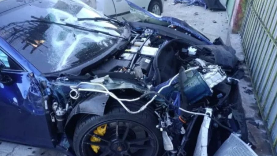 Porsche ficou destruída após acidente em São Paulo