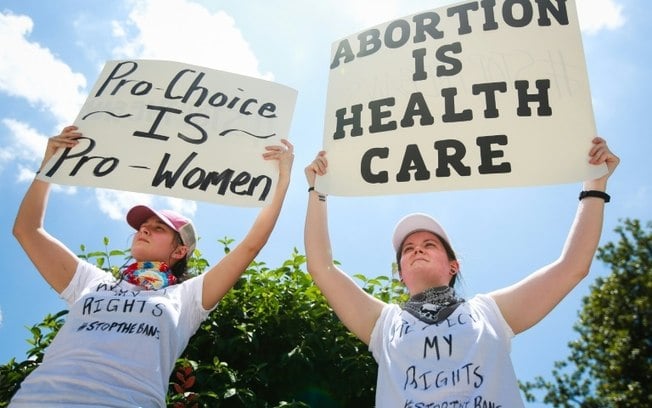Duas defensoras do direito ao aborto manifestam-se contra as leis de proibição aprovadas no estado da Geórgia, em 21 de maio de 2019, em Atlanta, sudeste dos Estados Unidos.