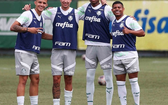 Atletas Sub-20 do Palmeiras, durante treinamento na Academia de Futebol, em São Paulo
