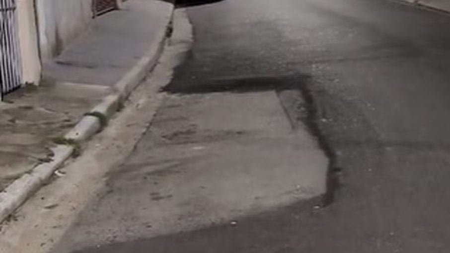 Local onde o carro estava estacionado e como ficou a rua após o recapeamento Local onde o carro estava estacionado e como ficou a rua após o recapeamento