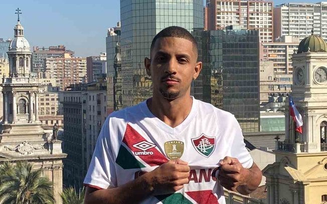 Felipe Andrade, em Santiago, mostra com orgulho escudo do Fluminense