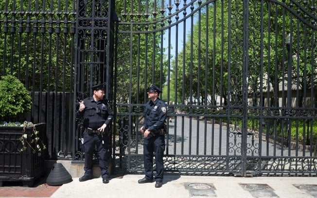 Policiais de Nova York posicionados na entrada da Universidade de Columbia, em 1º de maio de 2024
