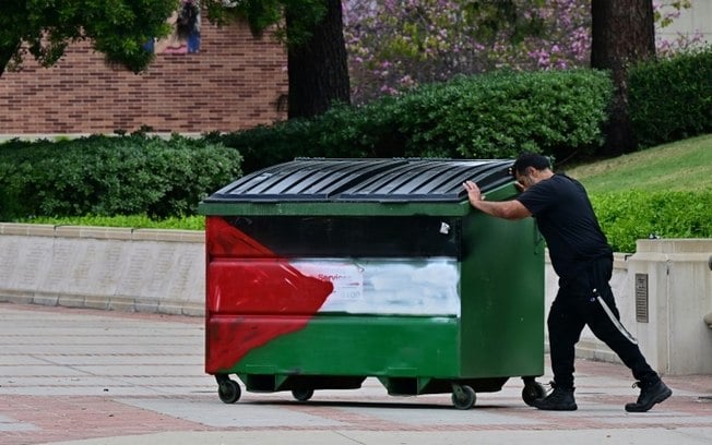 Um acampamento de protesto na Universidade de Los Angeles, Califórnia, foi expulso pela polícia em 3 de maio de 2024 Um acampamento de protesto na Universidade de Los Angeles, Califórnia, foi expulso pela polícia em 3 de maio de 2024