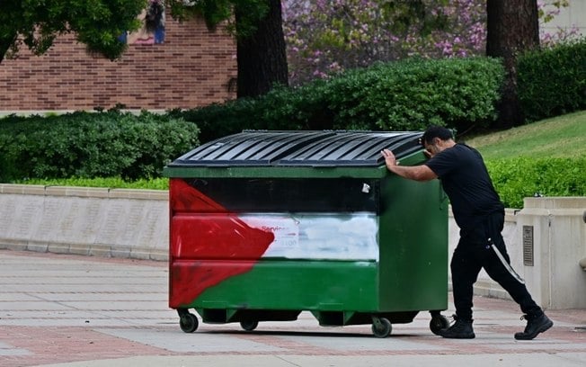 Um acampamento de protesto na Universidade de Los Angeles, Califórnia, foi expulso pela polícia em 3 de maio de 2024