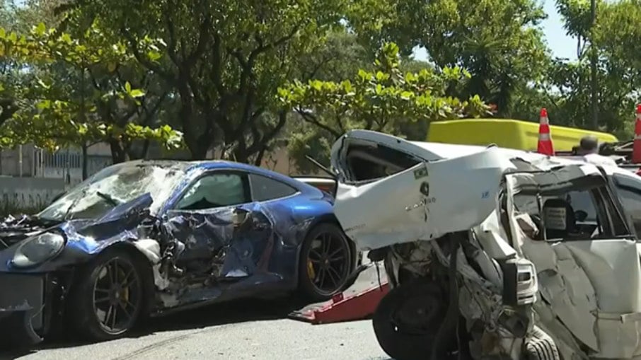 Destroços dos carros envolvidos no acidente que aconteceu na madrugada de domingo (31)