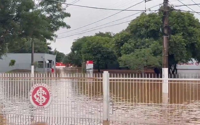 Registro da entrada do CT do Inter inundado pelo lago Guaíba