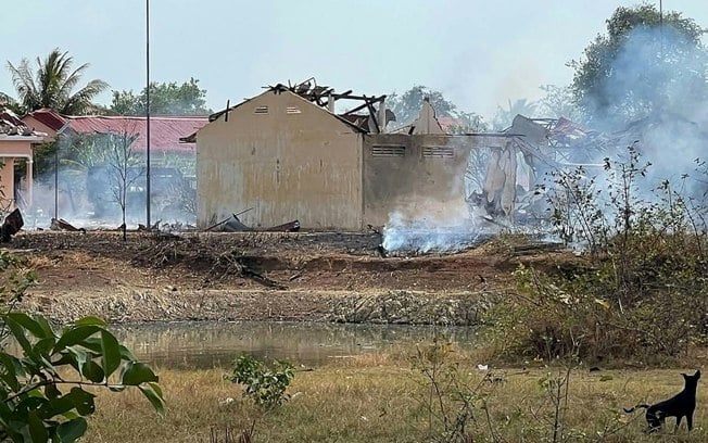 Fumaça provocada por explisão em base militar de Kampong Speu, Camboja, em 27 de abril de 2024
