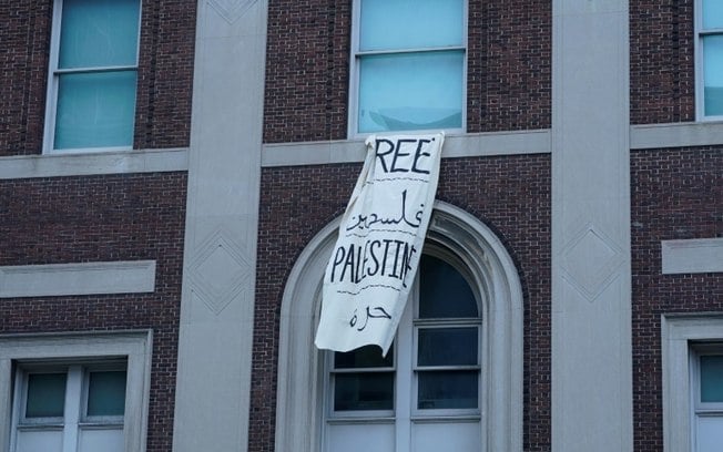 Bandeira pendurada em uma das janelas da Universidade de Columbia pede a libertação dos territórios palestinos