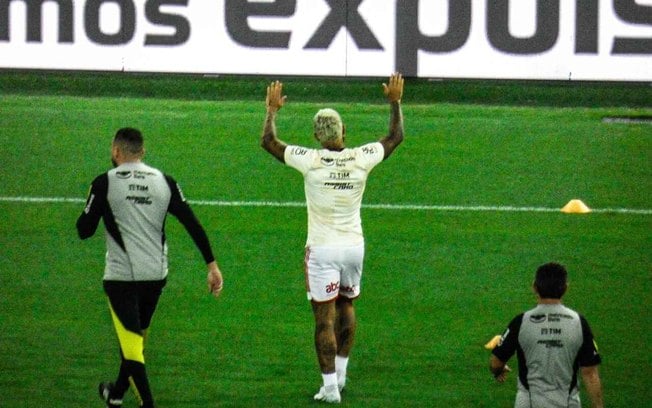 Torcida do Flamengo ovacionou Gabigol desde antes do início do jogo com o Amazonas