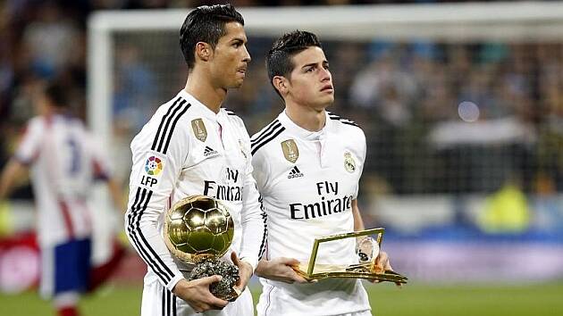 Reprodução / Marca Cristiano Ronaldo e James Rodríguez posam com Bola de Ouro e prêmio Puskás Reprodução / Marca