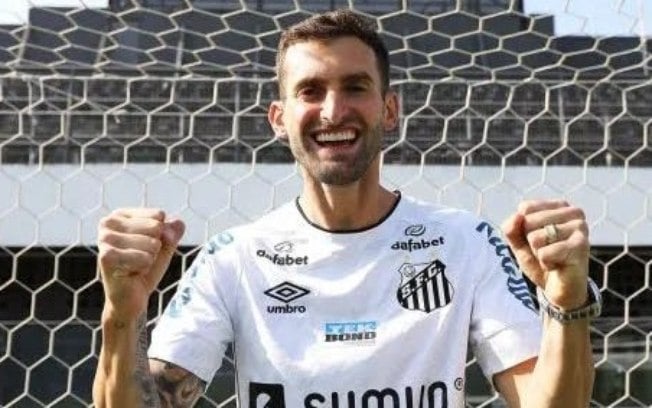 Santos tem interesse no atacante Léo Baptistão, do Almería